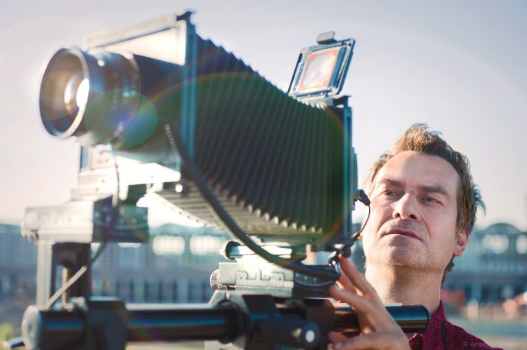 Fotograf Chris Kister mit Grossformatkamera