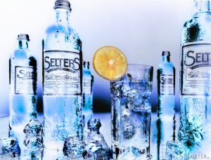 kreative-werbefotografie-stillifefoto_selters_023_Chris-Kister kreative Werbefotografie-Stillifefoto Selters Flaschen, Chris-Kister Fotodesign