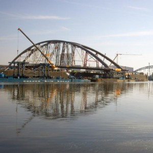 Einschwimmen der Osthafenbrücke